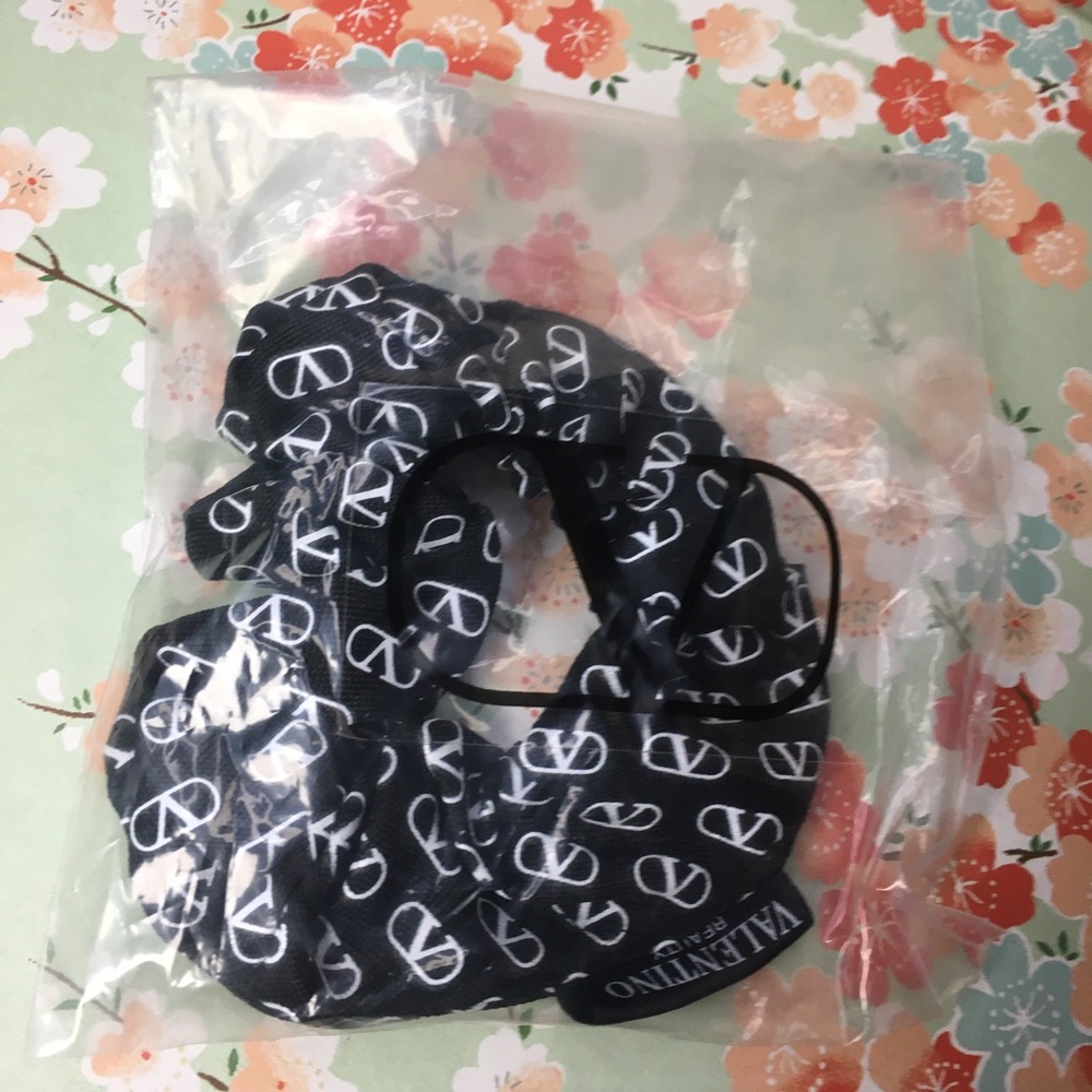 Valentino Black Hair Tie Scrunchie V logo in white all over with tag in bag - Picture 7 of 7